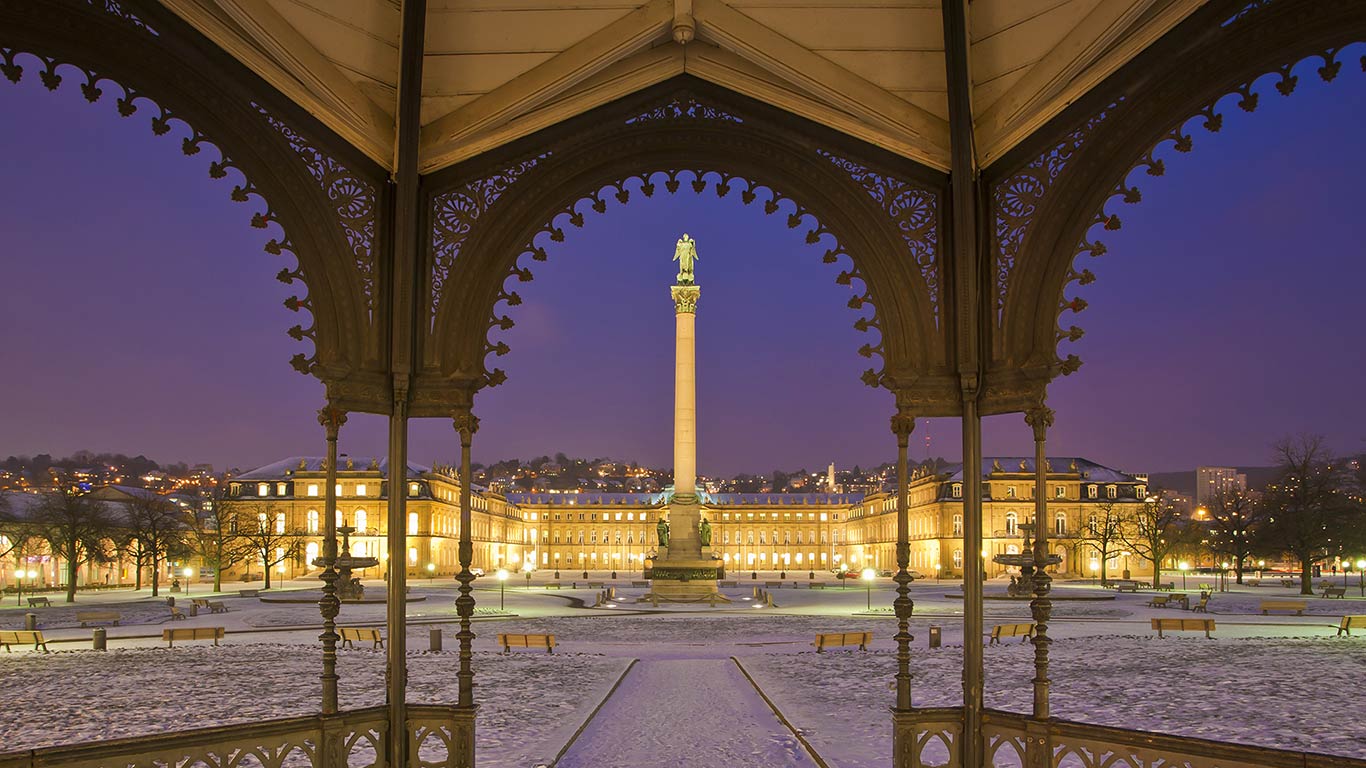 Schlossplatz in Stuttgart, Baden-Württemberg, Deutschland (© Werner Dieterich/Getty Images)(Bing Deutschland)