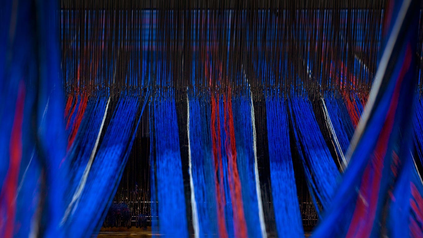 Tartan fabric on a loom in Edinburgh, Scotland (© AA World Travel Library/Alamy)(Bing United Kingdom)