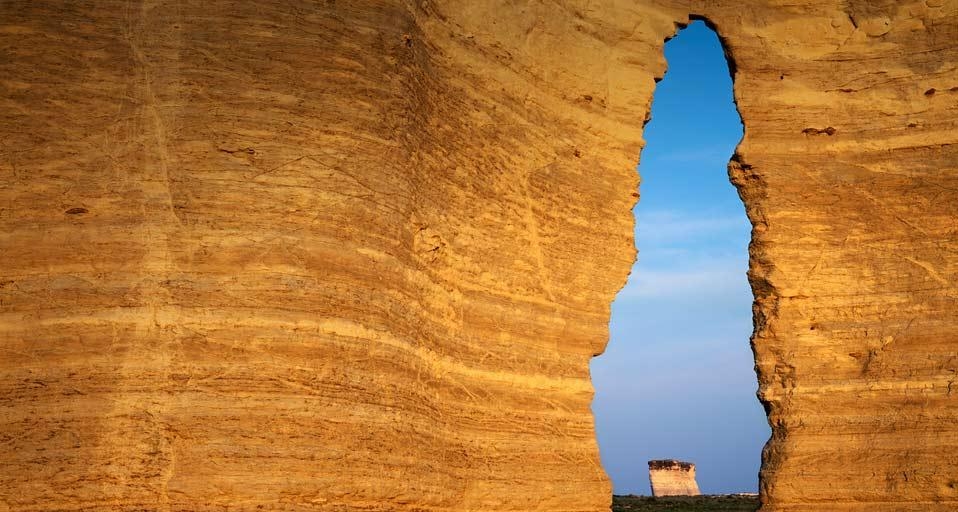 Keyhole Arch in Monument Rocks National Natural Area, Kansas, U.S.A. (© Charles Gurche/Danita Delimont) &copy; (Bing Canada)