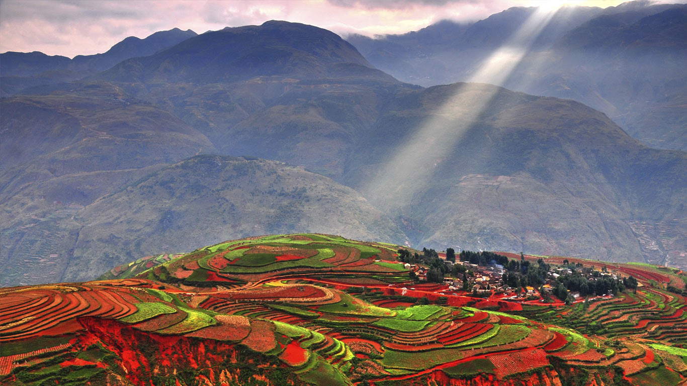 云南落霞沟的多彩梯田 (© Sino Images/Getty Images)(Bing China)