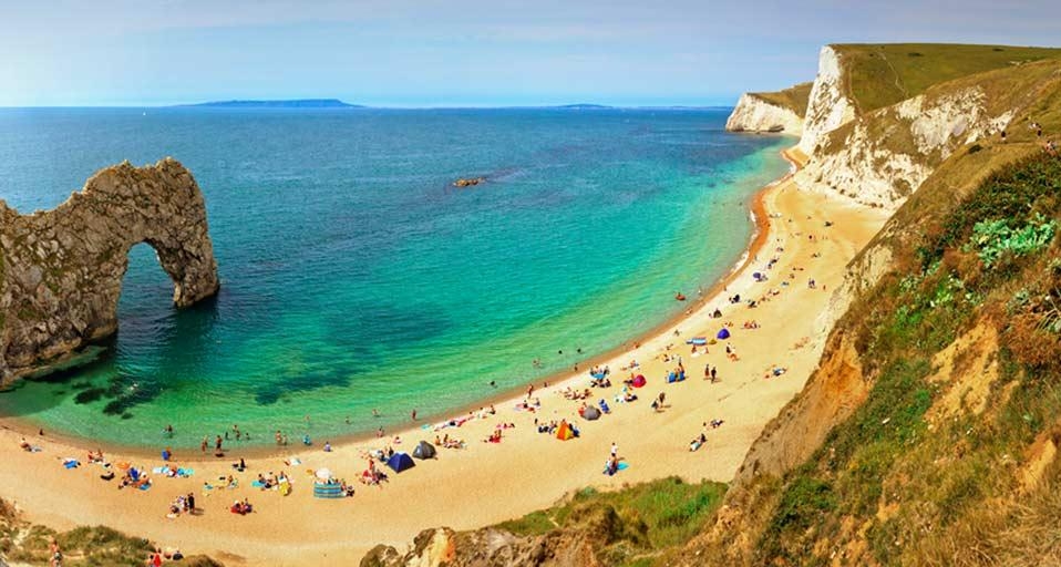 People enjoying the seaside at Durdle Door near Lulworth along the Jurassic Coast, Dorset, England (© Maurizio Rellini/4Corners) &copy; (Bing United Kingdom)