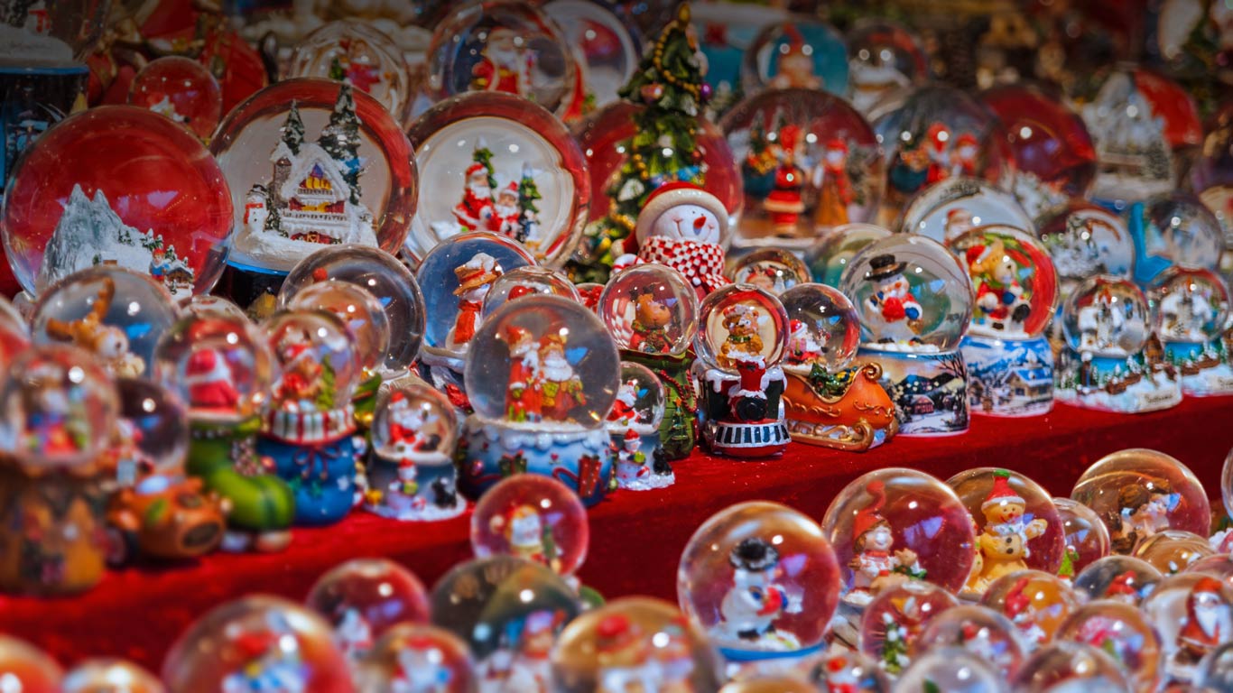 Snow globes in Trentino-Alto Adige/South Tyrol, Italy (© Carlo Trolese/500px)(Bing Canada)