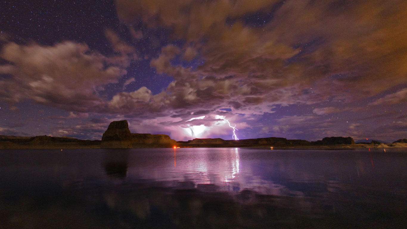 鲍威尔湖上空的雷暴，美国亚利桑那州 (© Babak Tafreshi/Getty Images)(Bing China)
