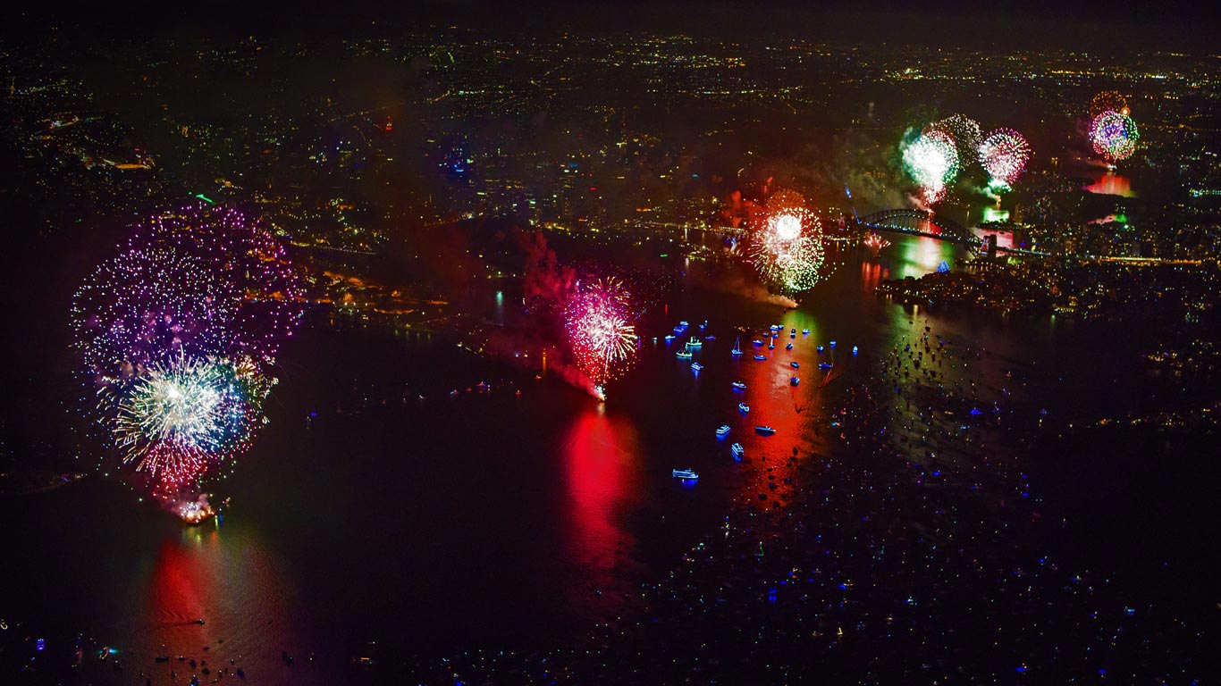 New Year’s Eve fireworks above the Sydney Harbour Bridge in Sydney, Australia (© James D. Morgan/REX/Shutterstock)(Bing Canada)