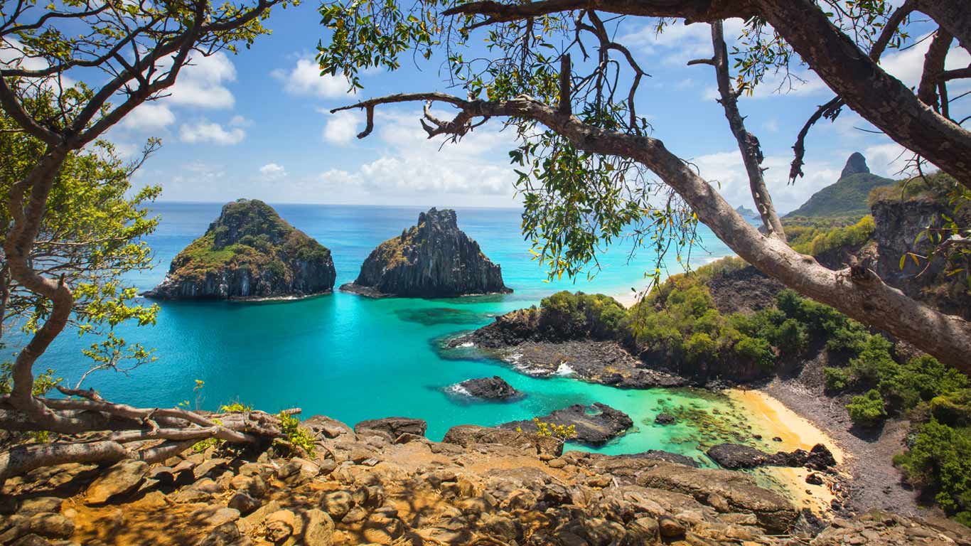 Der Strand Baía dos Porcos und die Felsformation Dois Irmaos, Fernando de Noronha, Brasilien (© Alex Saberi/Getty Images)(Bing Deutschland)