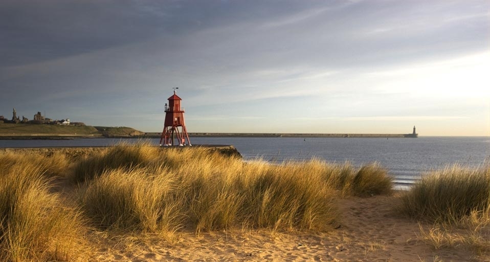 Groyne lighthouse, South Shields (© John Short/Age Fotostock) &copy; (Bing United Kingdom)