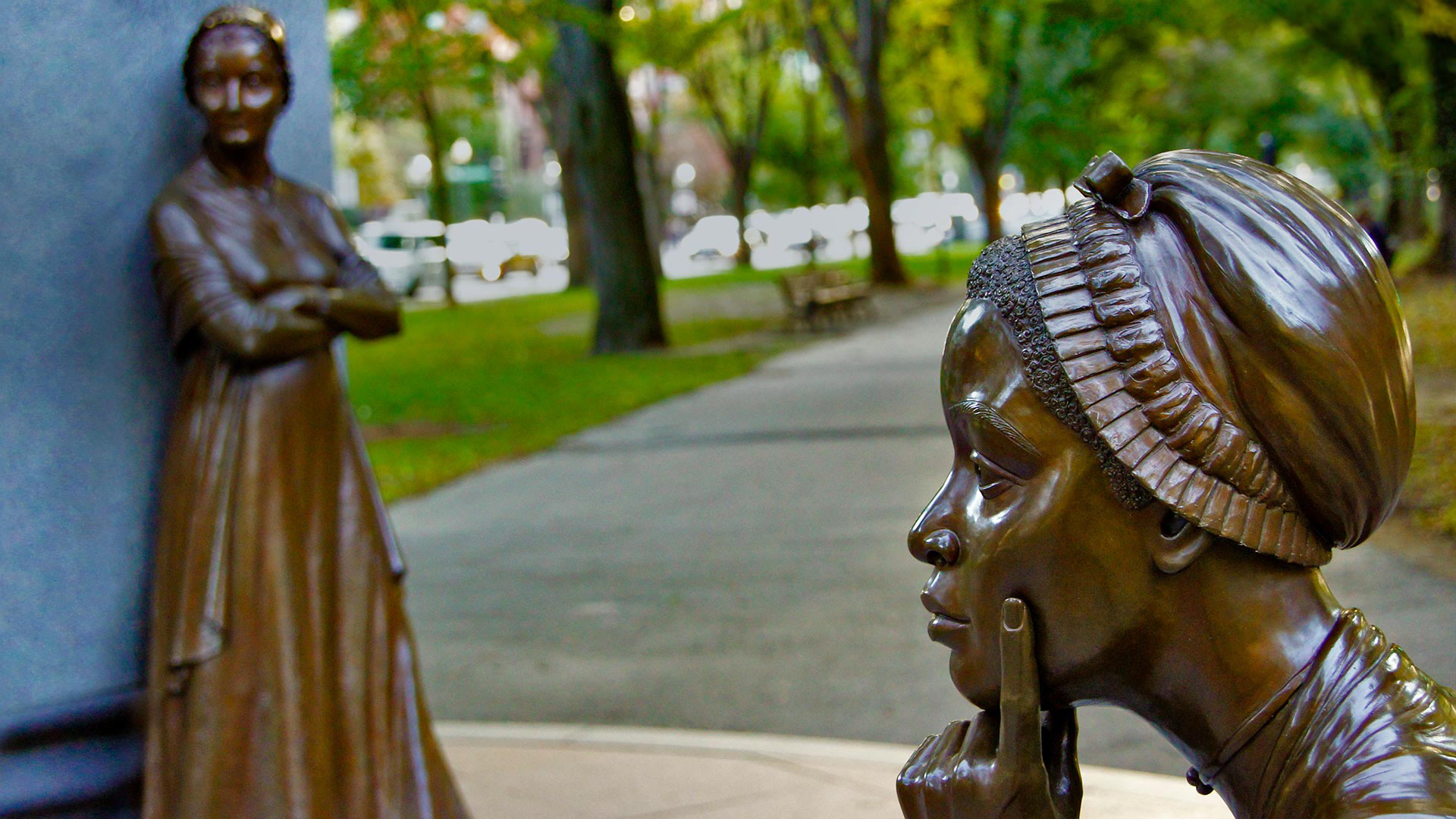｢ボストン女性記念碑」米国マサチューセッツ州 (© Education Images/UIG via Getty Images)(Bing Japan)