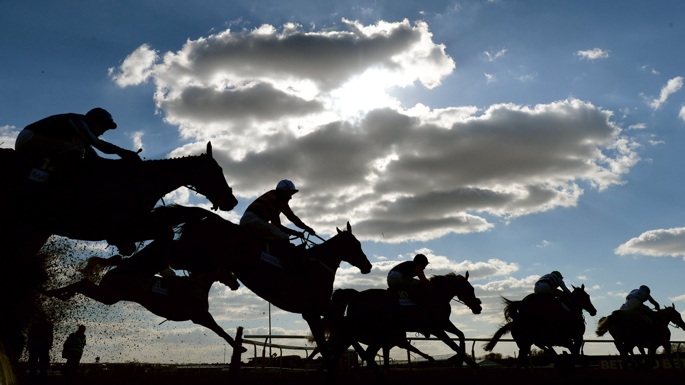 Riders and horses compete at Aintree Racecourse (© Shaun Botterill/Getty Images)(Bing United Kingdom)