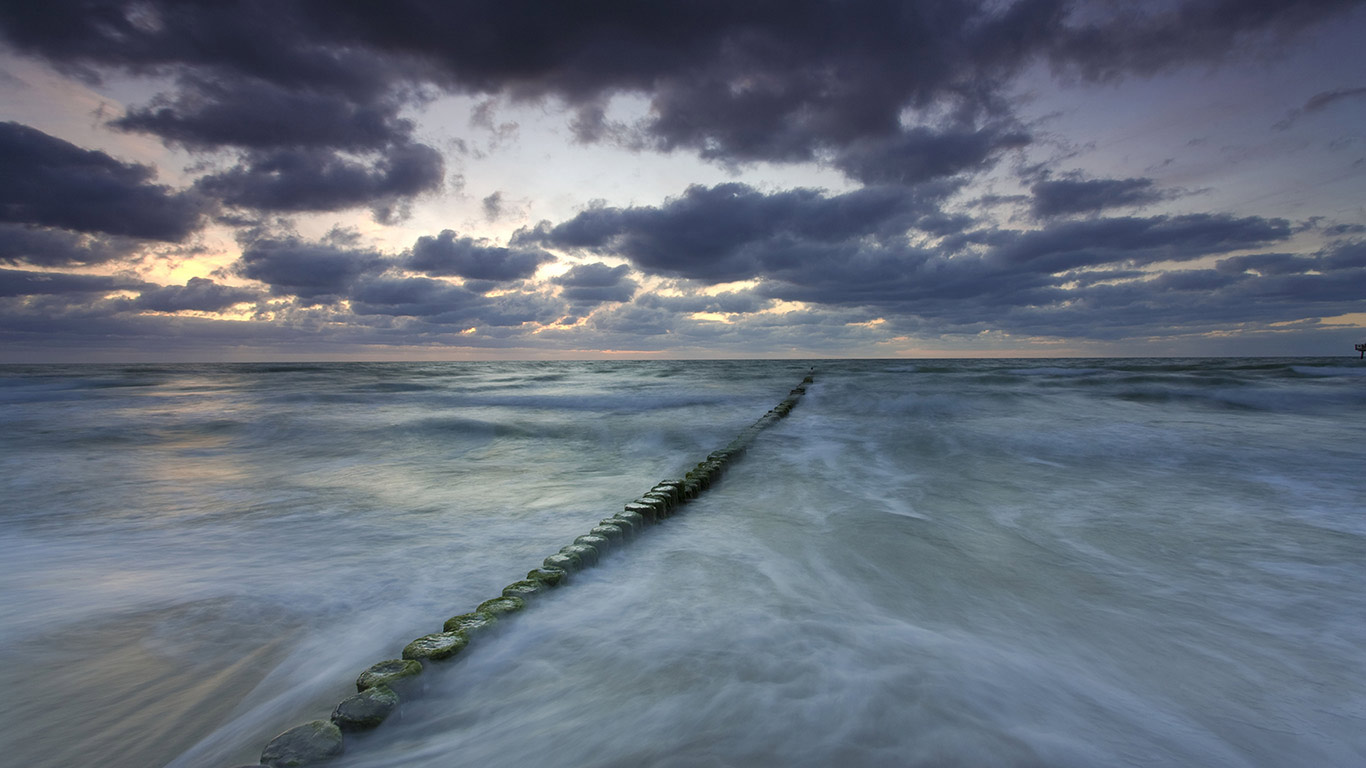 ｢バルト海に伸びる防波堤｣ドイツ, メクレンブルク＝フォアポンメルン州 (© blickwinkel/Herrmann/Alamy Stock Photo)(Bing Japan)