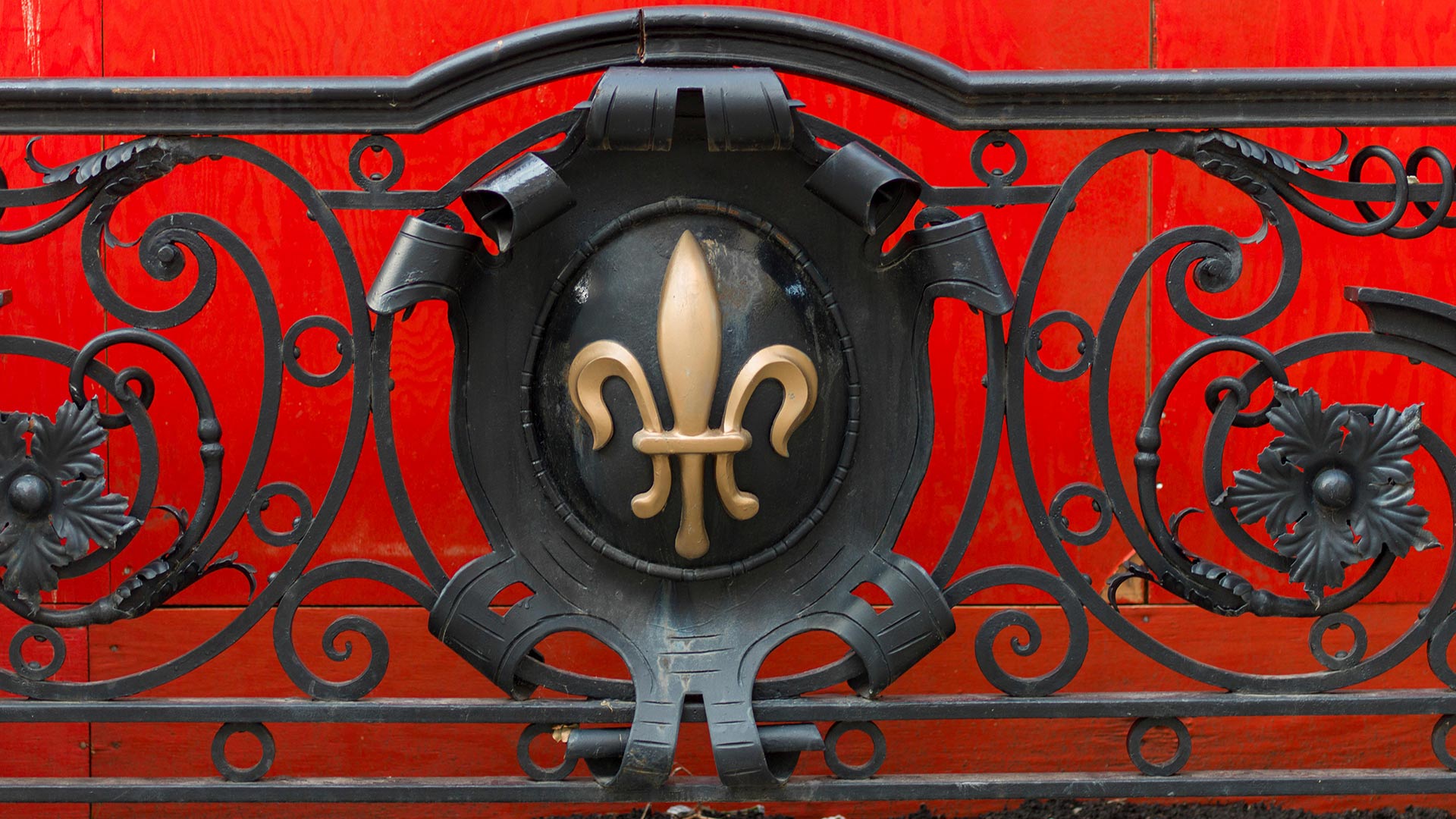 Fleur de Lis on a railing at Golden Square Mile, Montreal (© Keith Levit/Alamy Stock Photo)(Bing Canada)