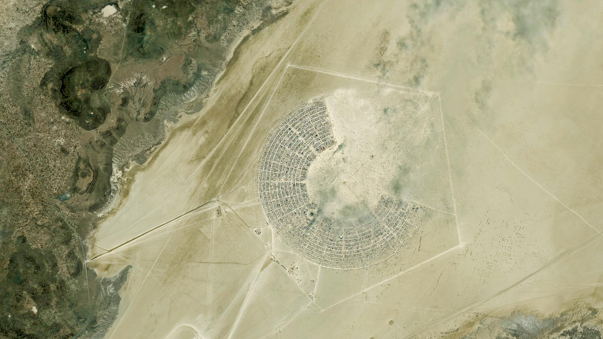 Satellitenbild des Burning Man-Festivals in Black Rock City, Nevada, USA (© DigitalGlobe/ScapeWare3d/Getty Images)(Bing Deutschland)