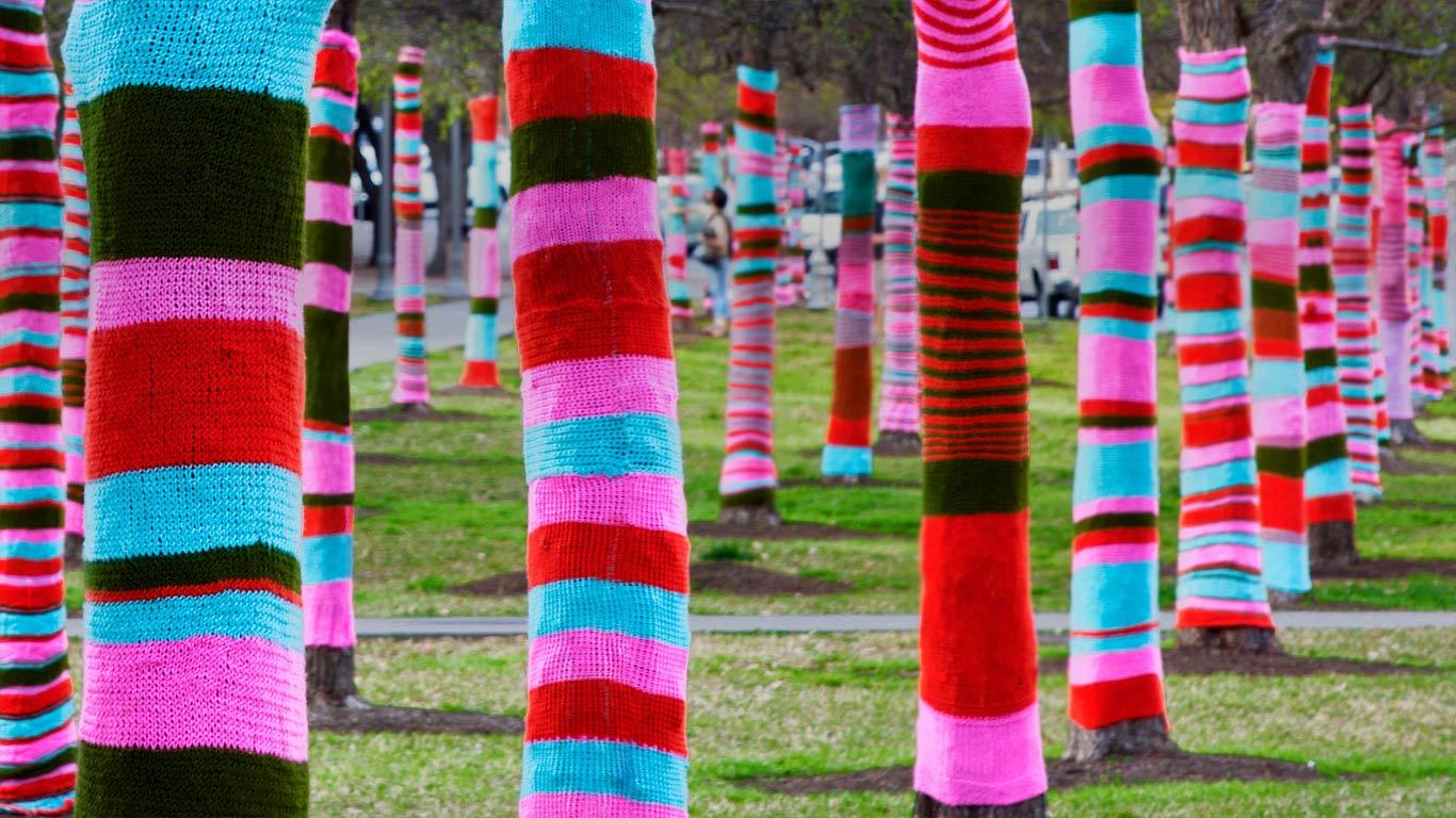 Trees in sweaters, Blanton Museum Of Art, University Of Texas, Austin, Texas (© Inga Spence/Alamy)(Bing Canada)