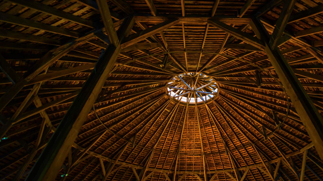 Inside Fromme-Birney round barn in Mullinville, Kansas (© Garret Suhrie/Tandem Stills + Motion)(Bing Canada)