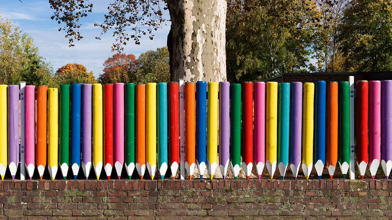Kindergarten-Zaun aus Buntstiften, Düsseldorf, Nordrhein-Westfalen, Deutschland (© visual2020vision/Westend61/plainpicture)(Bing Deutschland)