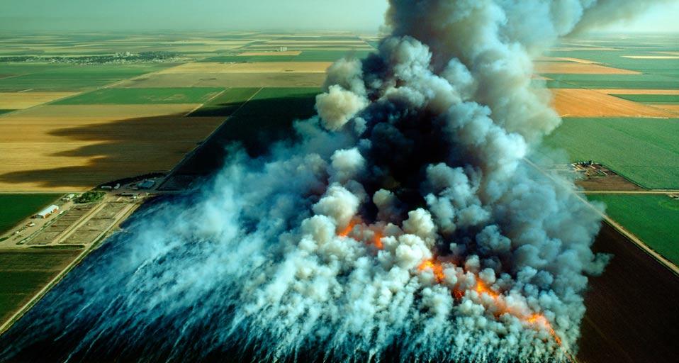 Aerial view, wheat field stubble burn, Kansas, USA (© Harald Sund/Getty Images)(Bing United Kingdom)