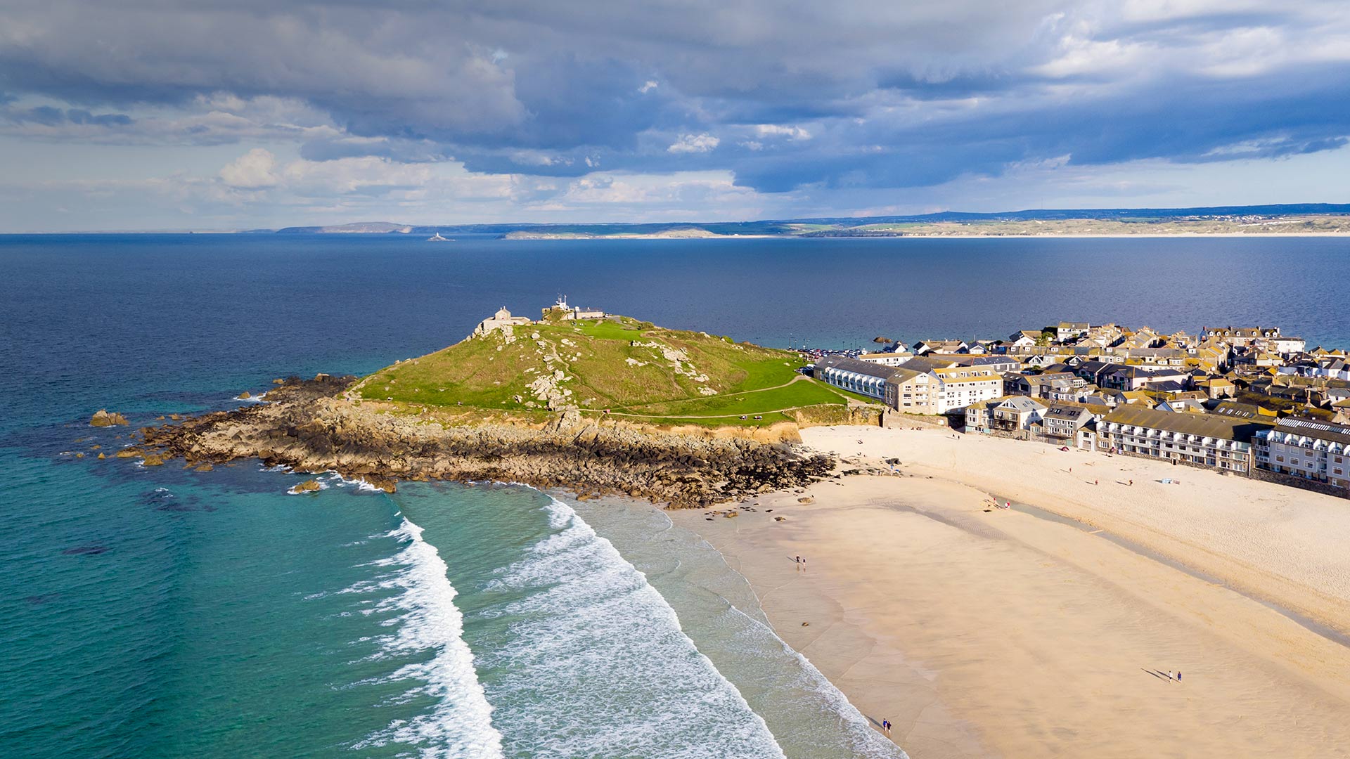 Porthmeor beach in St Ives, Cornwall, England (© Robert Harding World Imagery/Offset)(Bing United Kingdom)