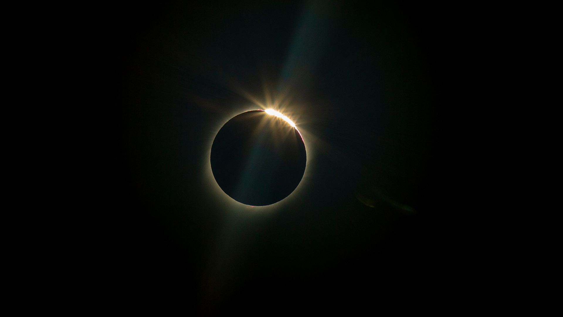 Le soleil caché par la lune lors de l’éclipse totale de La Higuera, Chili, le 2 juillet 2019 (© AP Photo/Esteban Felix)(Bing France)