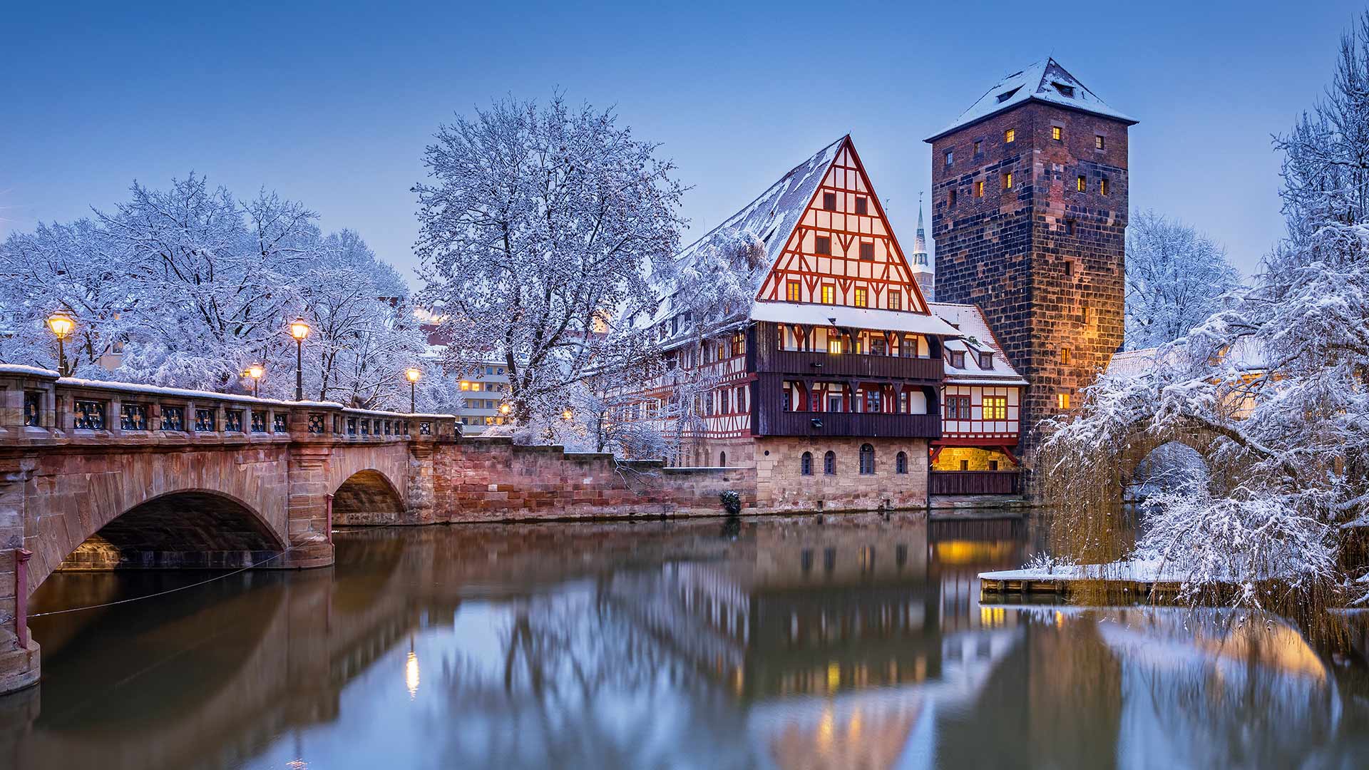 Weinstadel und Wasserturm am Ufer der Pegnitz, Nürnberg, Bayern (© Reinhard Schmid/Huber/eStock Photo)(Bing Deutschland)
