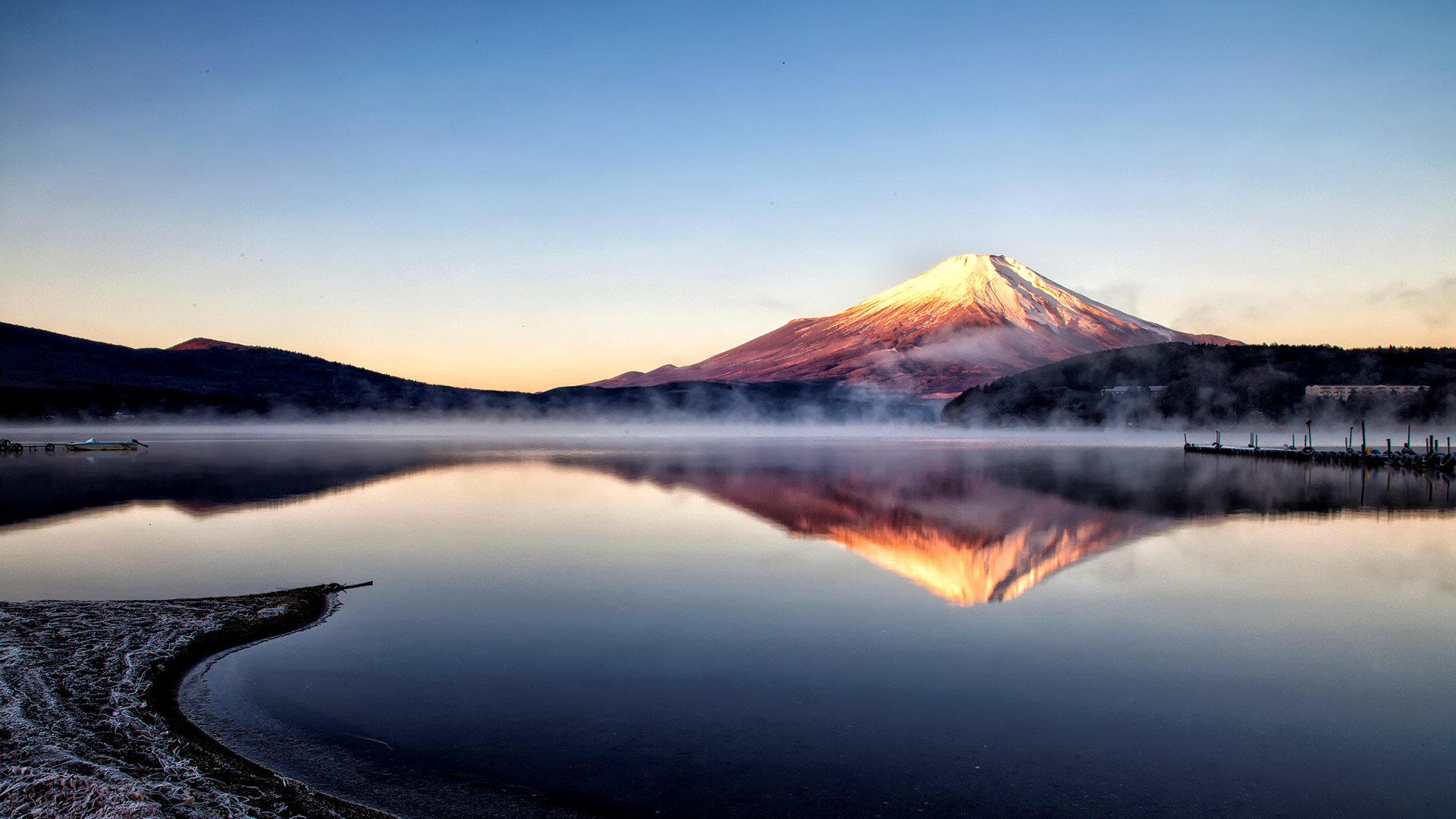 ｢山中湖から見た富士山の朝焼け」山梨県 (© Nyoman Sundra/GettyImages)(Bing Japan)