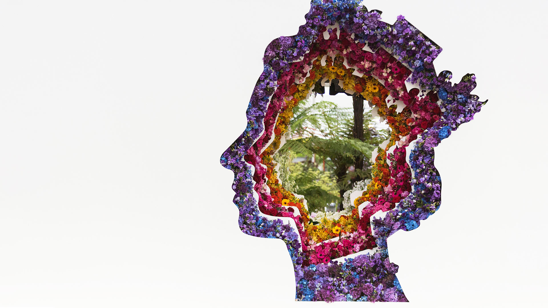 Floral display in honour of HM Queen Elizabeth II (© Vibrant Pictures/Alamy)(Bing United Kingdom)