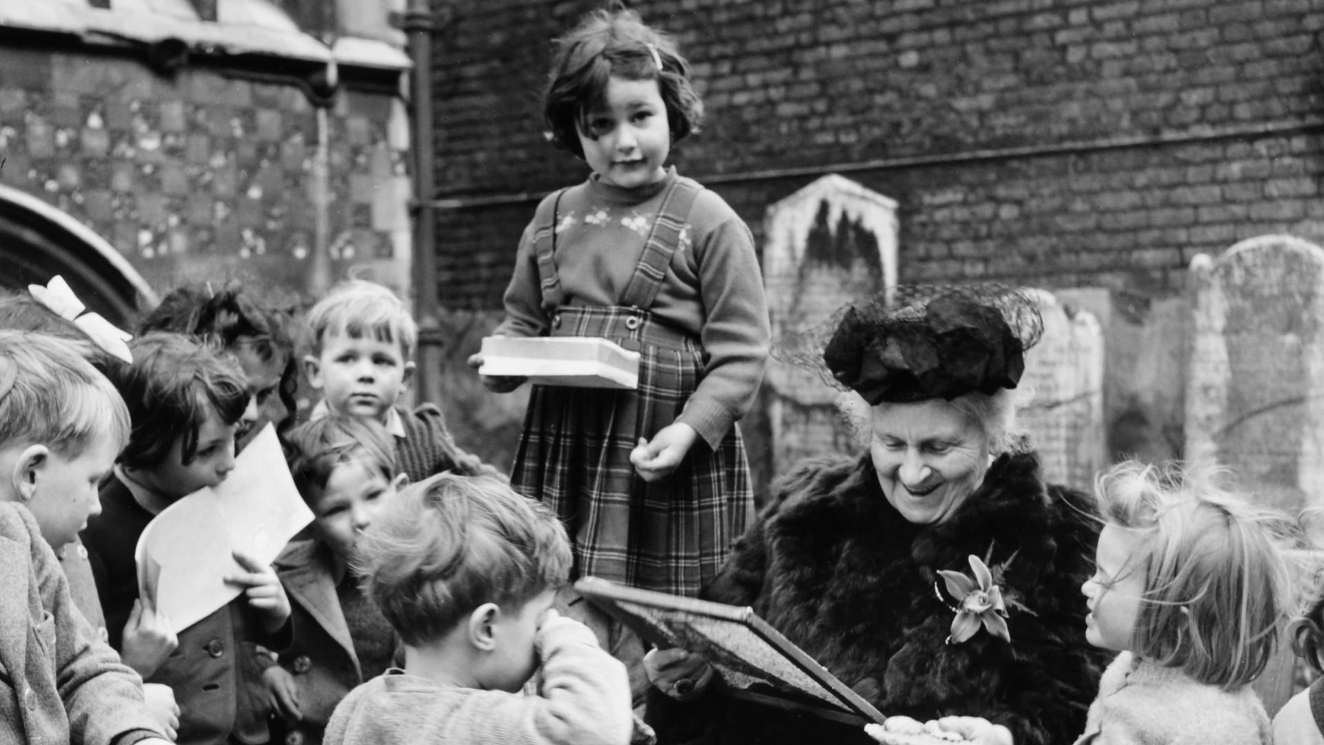 L'educatrice italiana Maria Montessori che gioca con i bambini nell’istituto scolatico Smithfield, Londra (© Popperfoto/Getty Images)(Bing Italia)