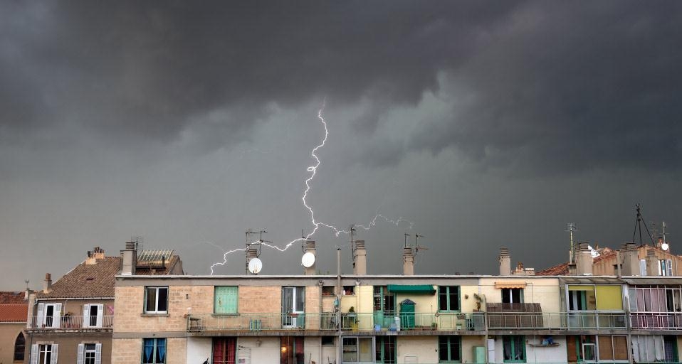 Foudre s’abattant sur des appartements à Marseille, département des Bouches-du-Rhône, PACA (© Ocean/Corbis) &copy; (Bing France)