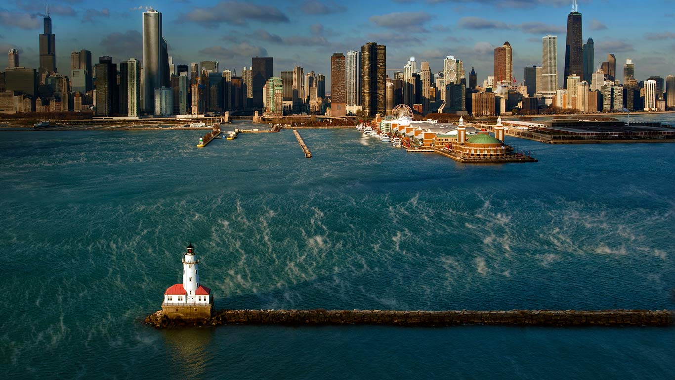 ｢シカゴ港灯台｣アメリカ, イリノイ州 (© Tim Klein/Gallery Stock)(Bing Japan)