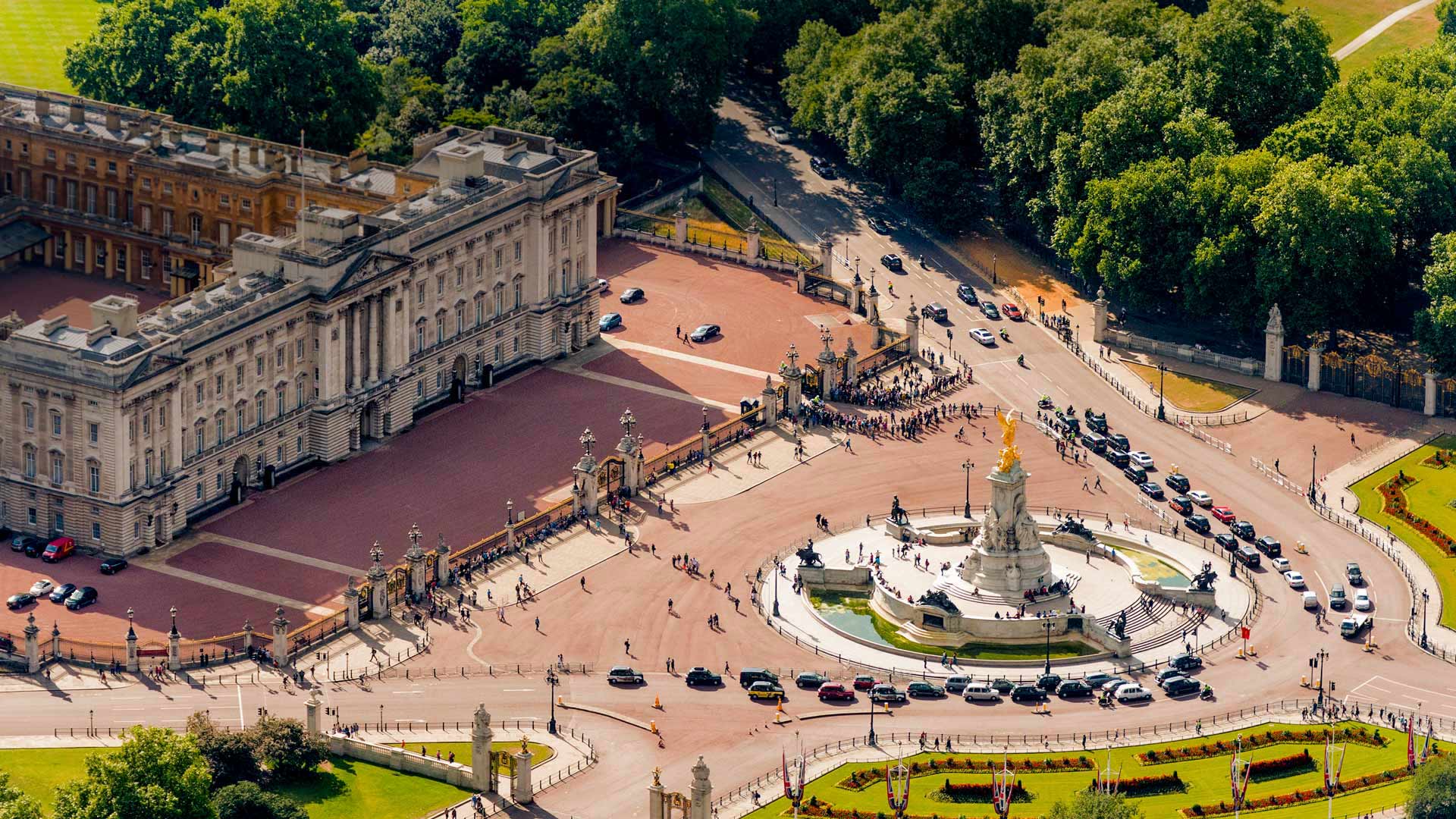 Buckingham Palace and Victoria Memorial for Queen Victoria