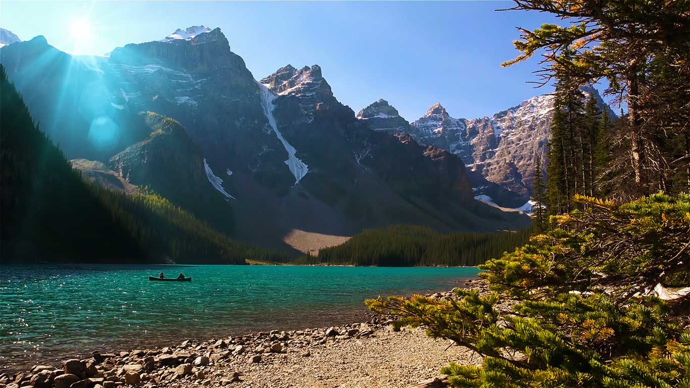 Canoe on Moraine Lake in Banff National Park, Alberta, Canada (© Getty Images)(Bing United Kingdom)