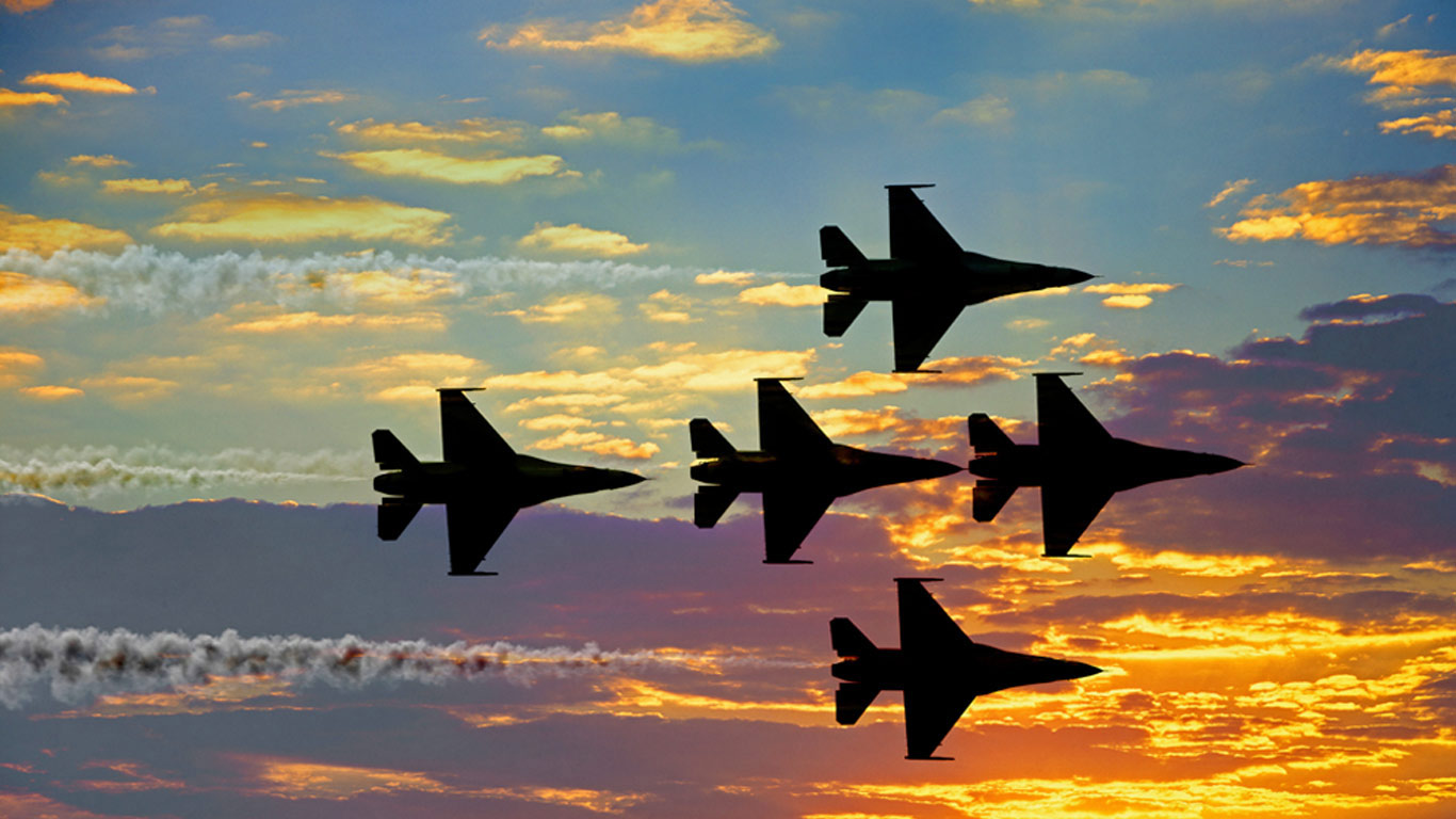 US Air Force Thunderbirds at an airshow in Smyrna, Tennessee (© Jim Zuckerman/Alamy)(Bing United States)
