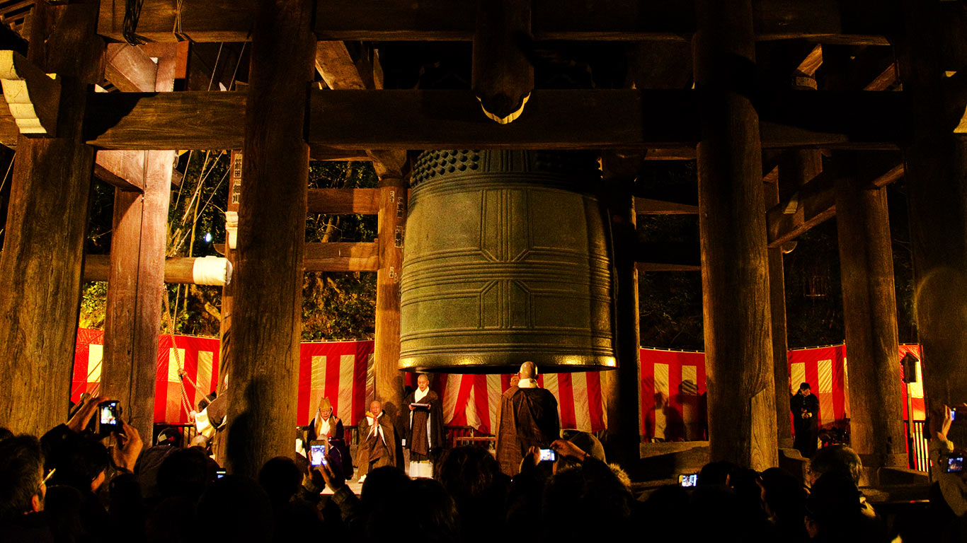 ｢除夜の鐘｣京都, 知恩院 (© Andreas Alten/Zoonar GmbH RM/Age Fotostock)(Bing Japan)