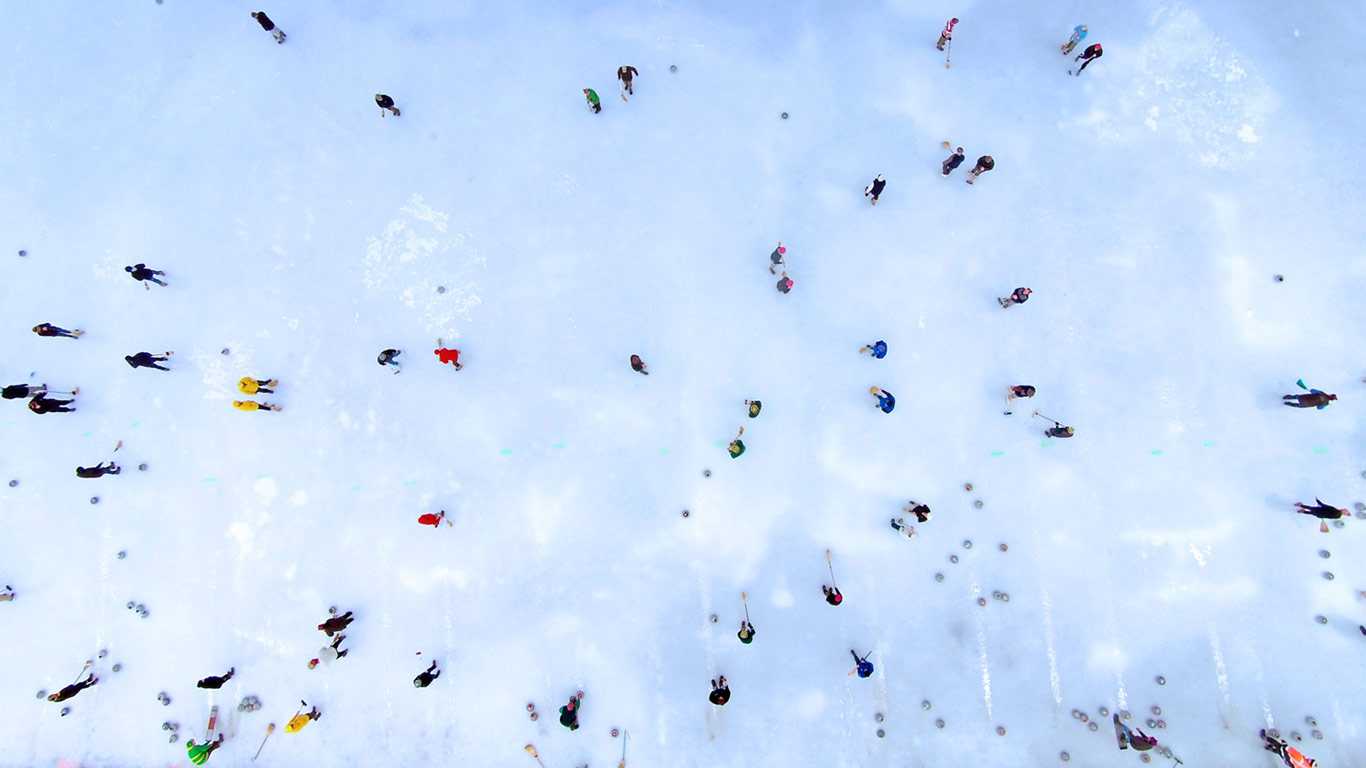 An outdoor curling tournament in Naseby, New Zealand. The Curling World Cup begins today. (© David Wall/Danita Delimont)(Bing Canada)