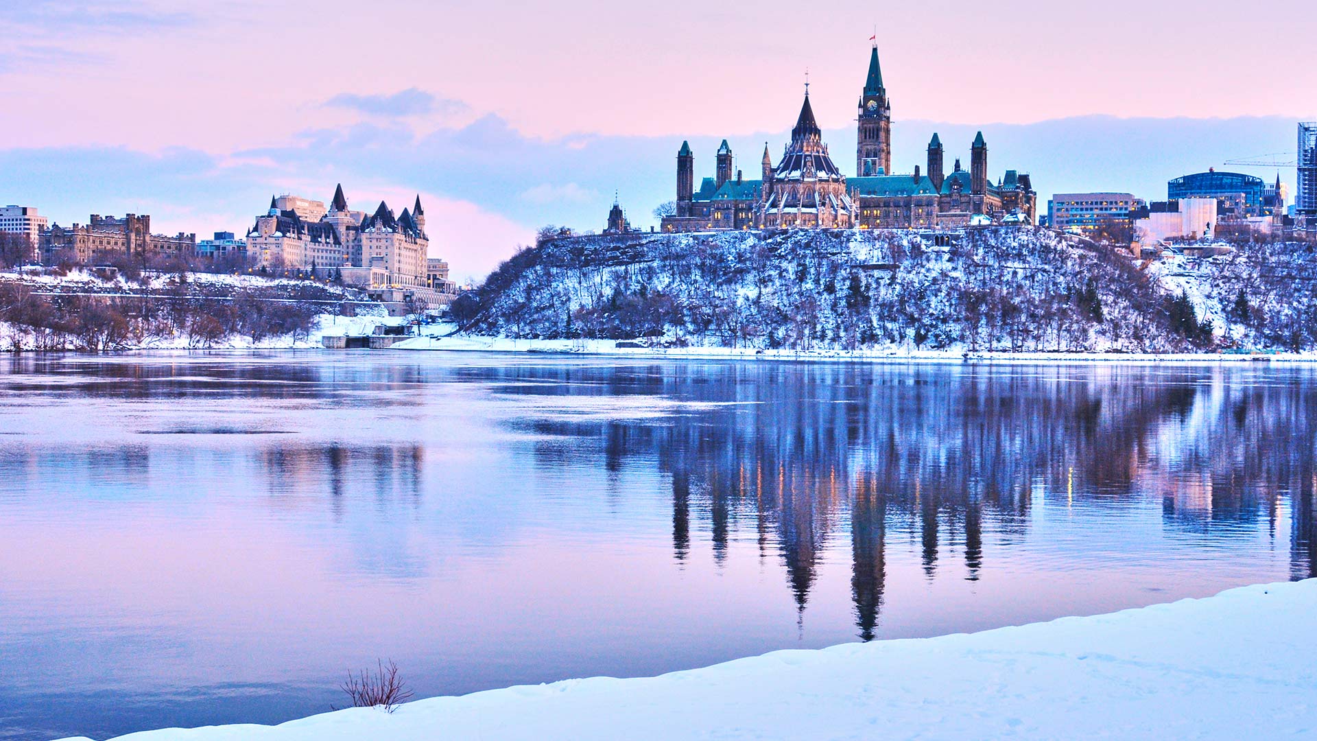 View of the Parliament Hill in winter, Ottawa (© Thomas Brissiaud/Shutterstock)(Bing Canada)