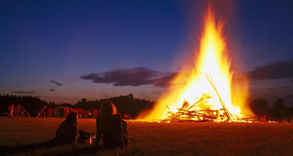 Bonfire in Iffeldorf, Bavaria, Germany (© Konrad Wothe/Getty images) &copy; (Bing United Kingdom)