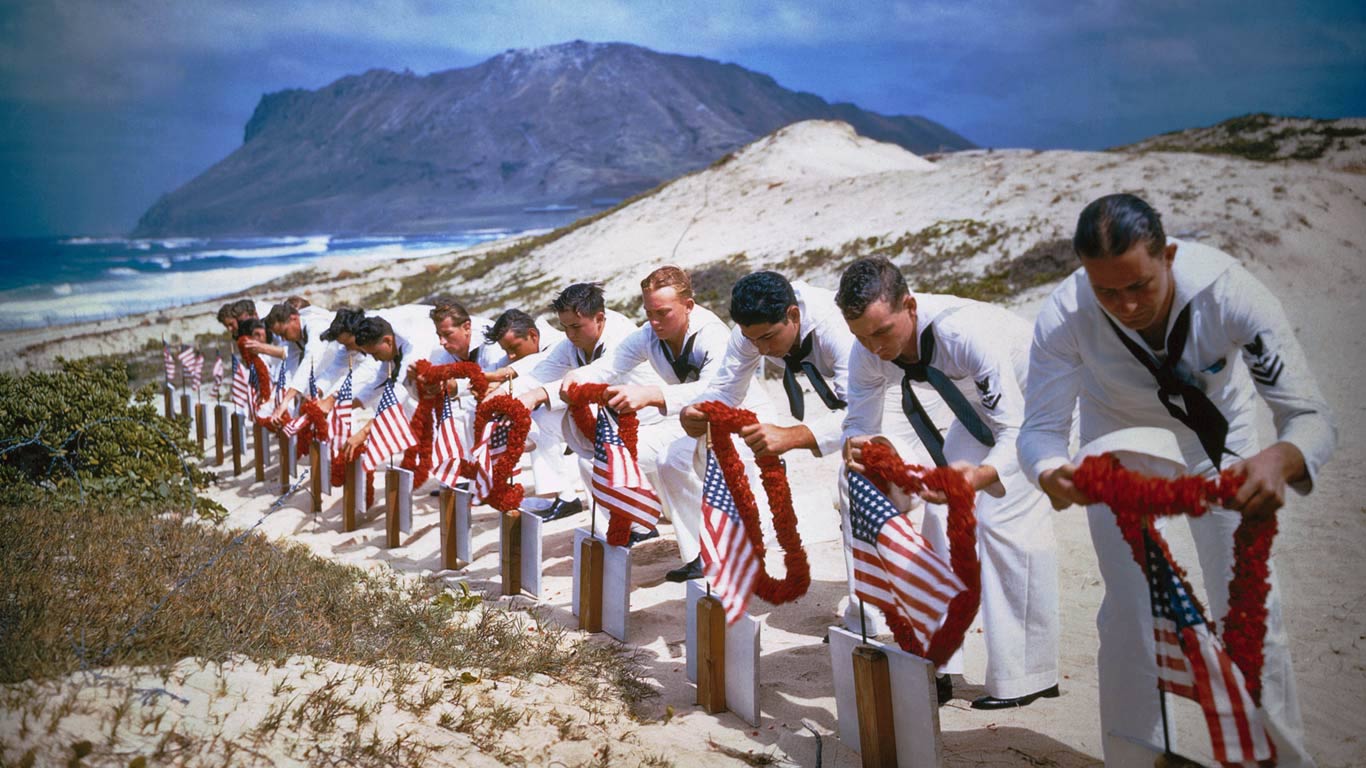 Navy personnel at the first Pearl Harbor Remembrance in 1942, Kaneohe Bay, Hawaii (© Bettmann/Getty Images)(Bing United States)
