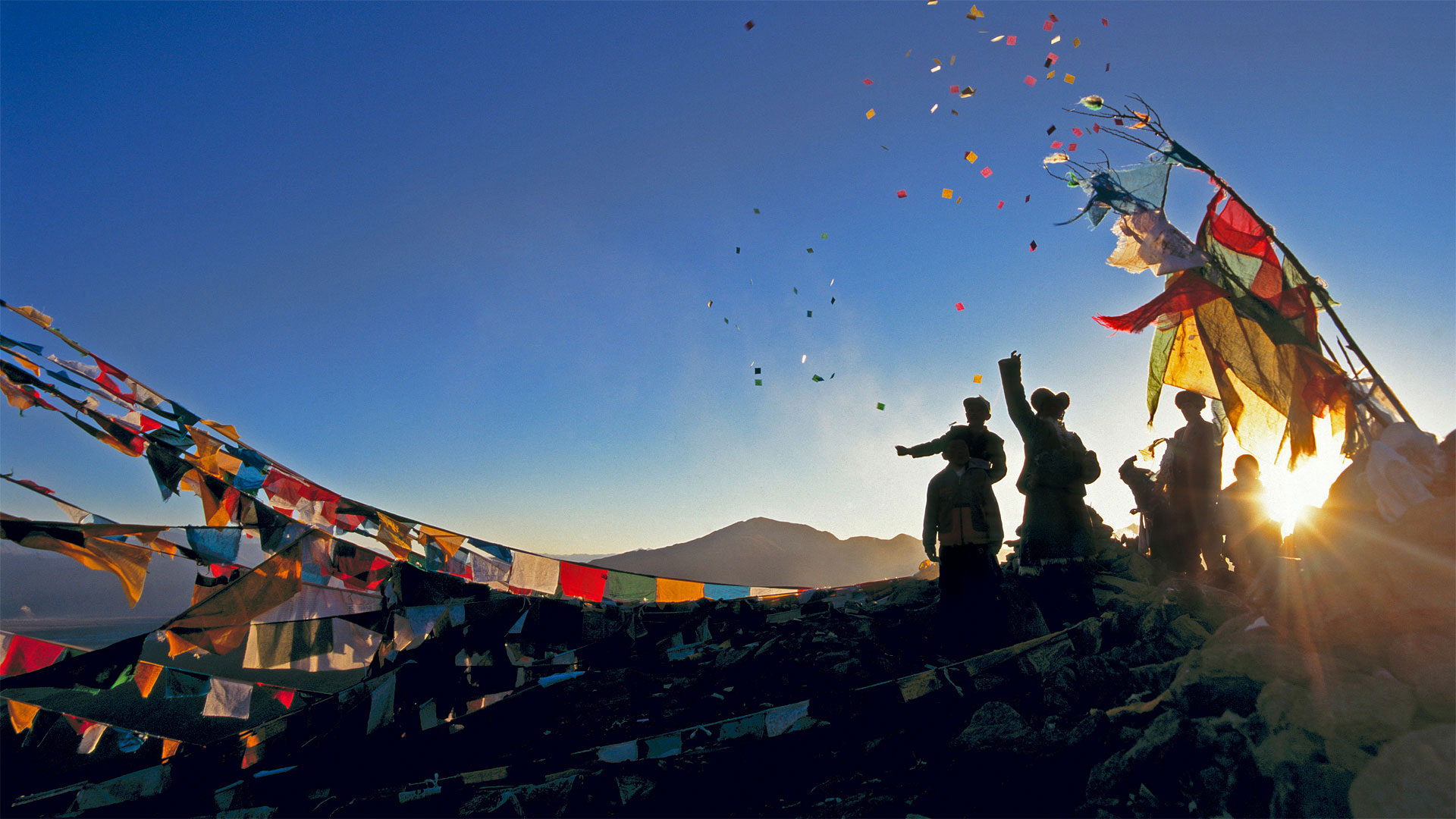 ｢ガンデン寺のタルチョ｣中国, チベット (© Ian Cumming/plainpicture)(Bing Japan)