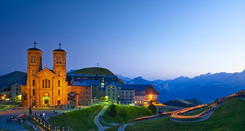 Fête de l’Assomption devant le sanctuaire de Notre-Dame de la Salette, La Salette-Fallavaux en Isère (© Franck Guiziou/Hemis/Corbis) &copy; (Bing France)