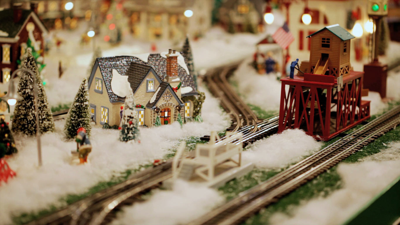 Model train set amidst a winter scene (© Terry Wilson/Getty Images)(Bing United Kingdom)