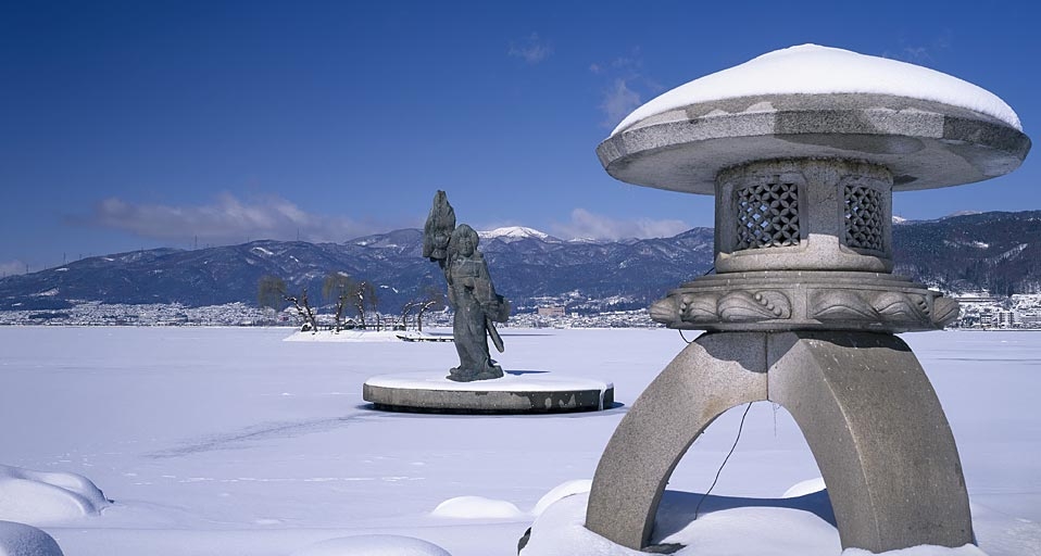 ｢初島の八重垣姫像｣長野, 諏訪湖 (© JTB Photo/Japan Travel Bureau/Photolibrary) &copy; (Bing Japan)