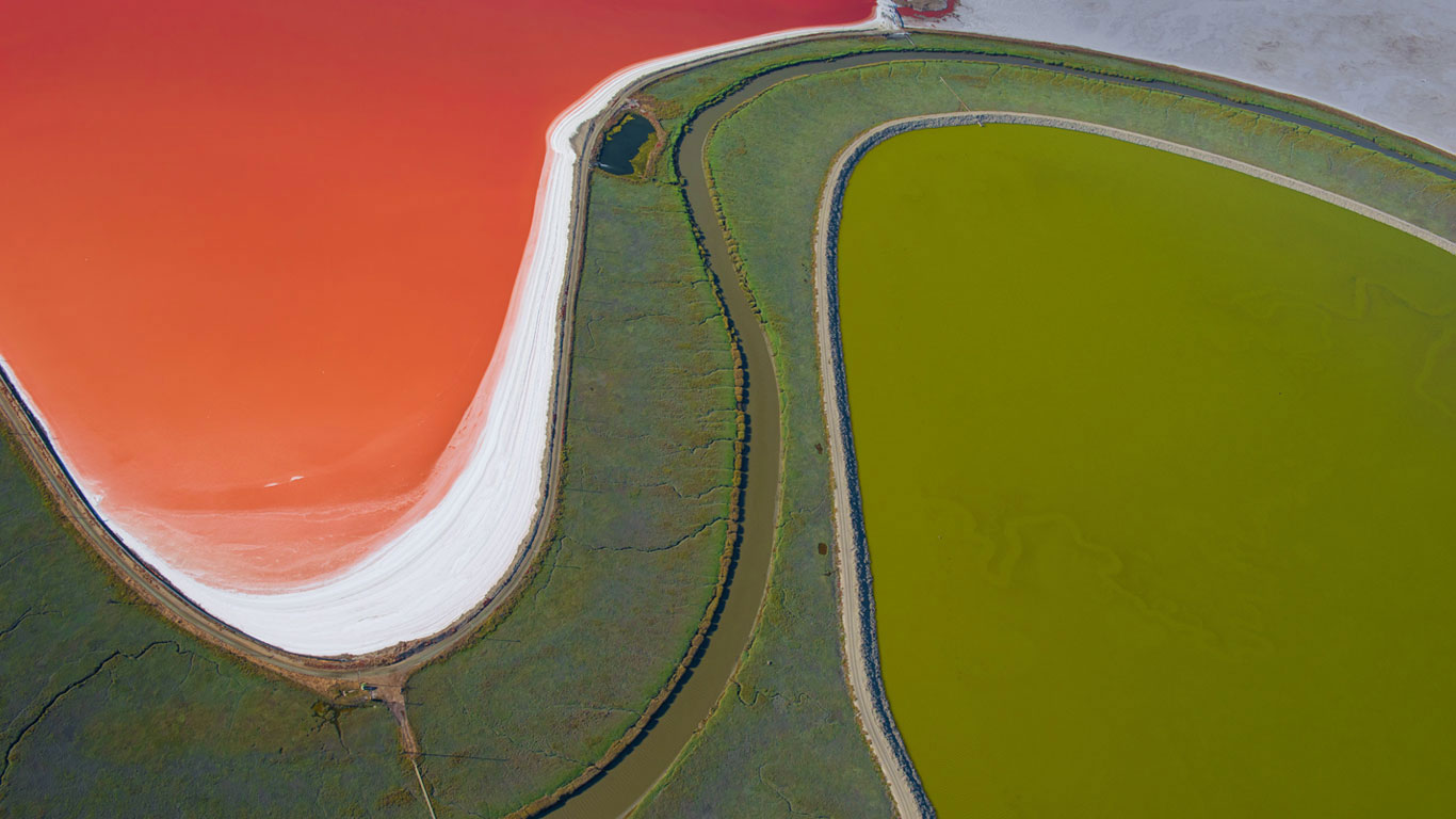 Salt evaporation ponds in San Francisco Bay, California, USA (© Jason Hawkes/REX/Shutterstock)(Bing United Kingdom)