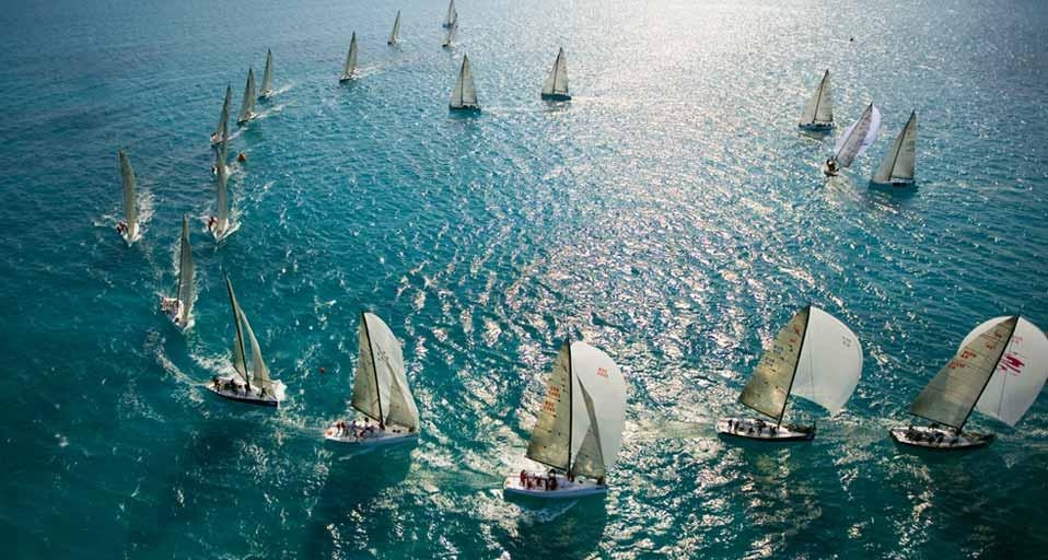 Sailboats racing in the 2008 Acura Miami Grand Prix, Florida, U.S.A. (© Sharon Green/Corbis) &copy; (Bing Canada)