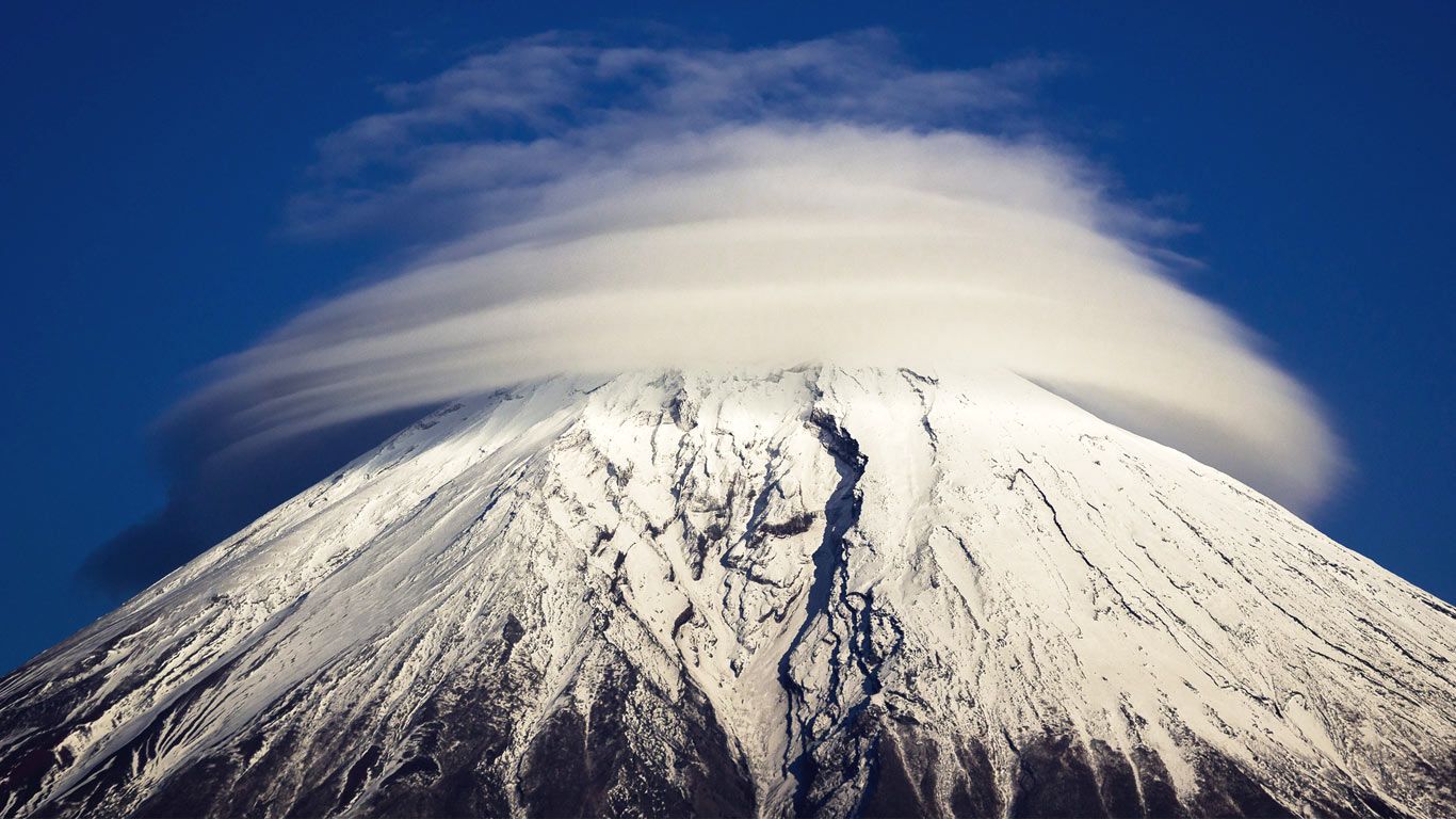 ｢富士の笠雲｣ (© Akihiro Shibata/Solent News/Rex Features)(Bing Japan)