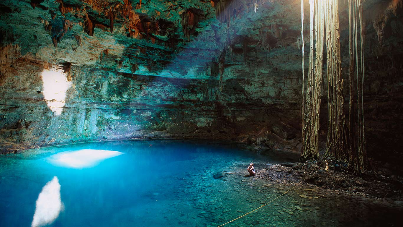 Cenote Samula near Valladolid, Yucatán Peninsula, Mexico (© ML Sinibaldi/Lithium/age fotostock)(Bing United Kingdom)
