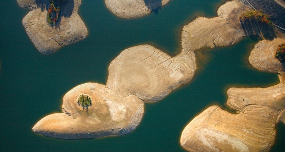 Aerial view of Summersville Lake near Fayetteville, West Virginia, U.S.A. (© Harrison Shull/Aurora Photos) &copy; (Bing Canada)