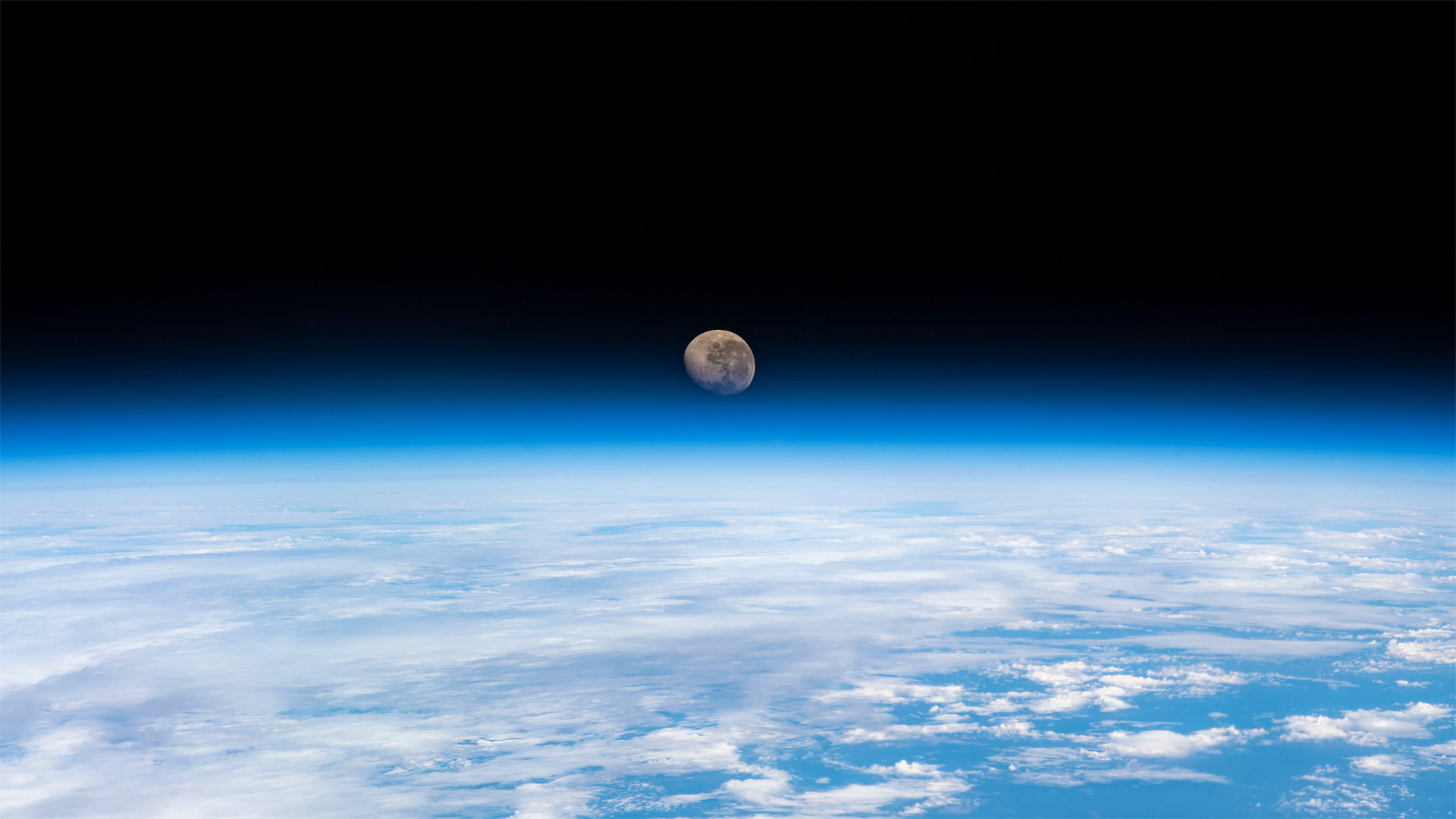 La lune gibbeuse décroissante photographiée au-dessus de l’horizon de la Terre depuis l’ISS (© NASA)(Bing France)