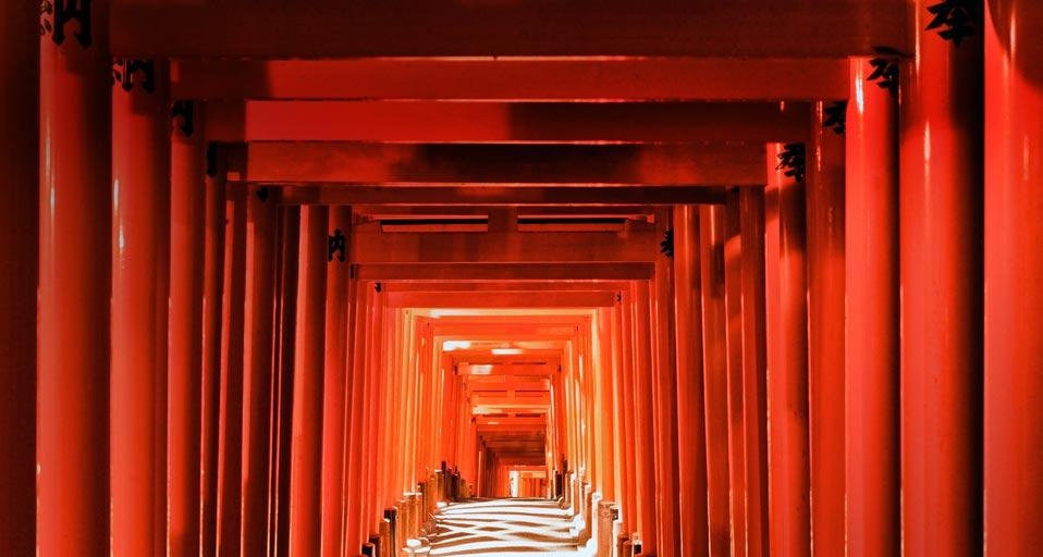 Pathway of torii gates at Fushimi Inari Shrine in Kyoto, Japan (© Rudy Sulgan/Corbis) &copy; (Bing United Kingdom)