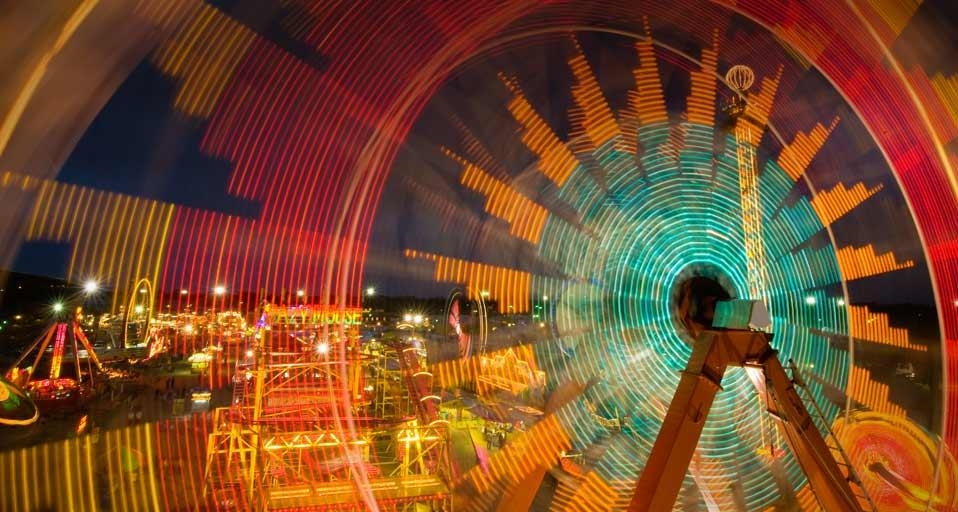 Spinning carnival rides at the Kansas State Fair in Hutchinson, Kansas, USA (© Joel Sartore/Corbis) &copy; (Bing United Kingdom)