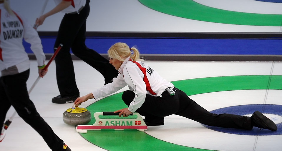 Die dänische Curlerin Denise Dupont bei der Abgabe eines Steins während des Aufeinandertreffens von China und Dänemark bei den Winterspielen von Vancouver am 19. Februar, 2010 -- Alex Livesey/Getty Images &copy; (Bing Germany)