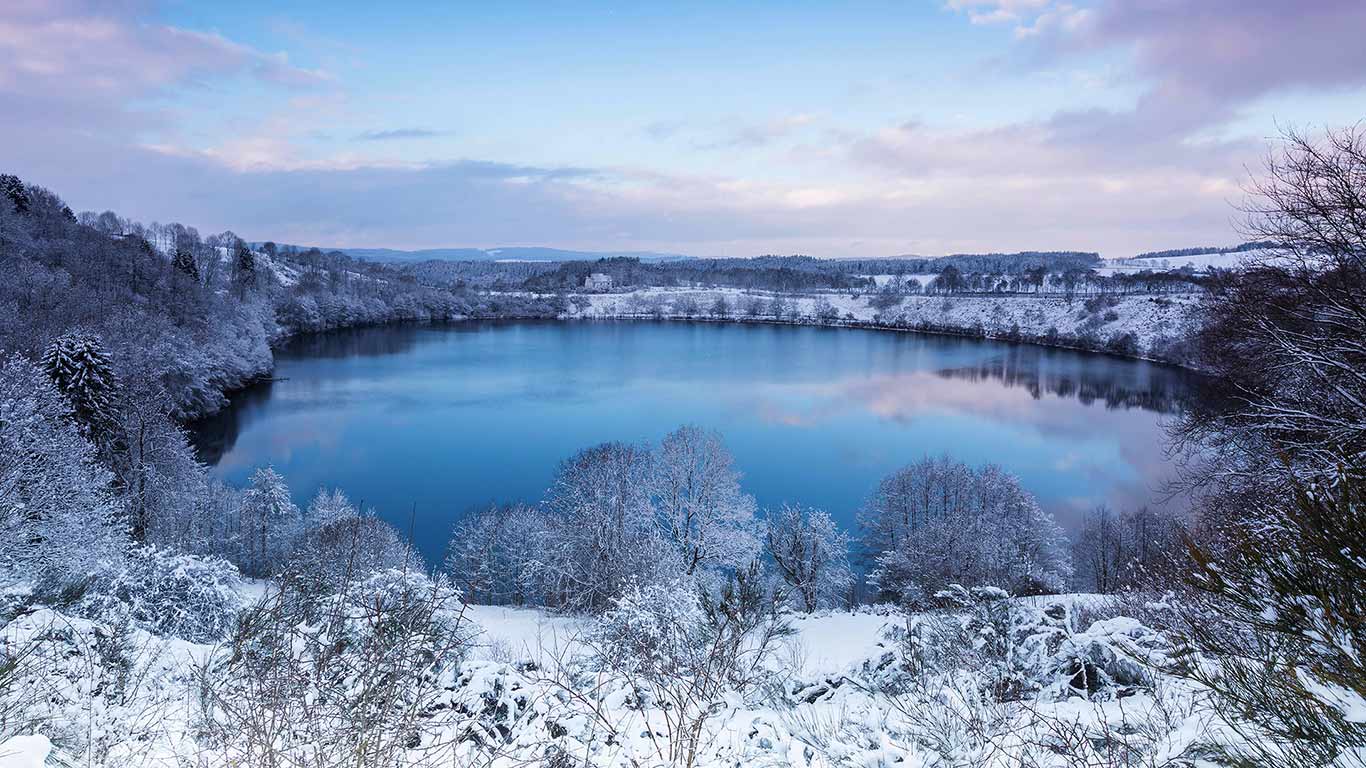 ｢ヴァインフェルダー・マール｣ドイツ, ラインラント＝プファルツ州 (© Winfried Schäfer/Alamy)(Bing Japan)