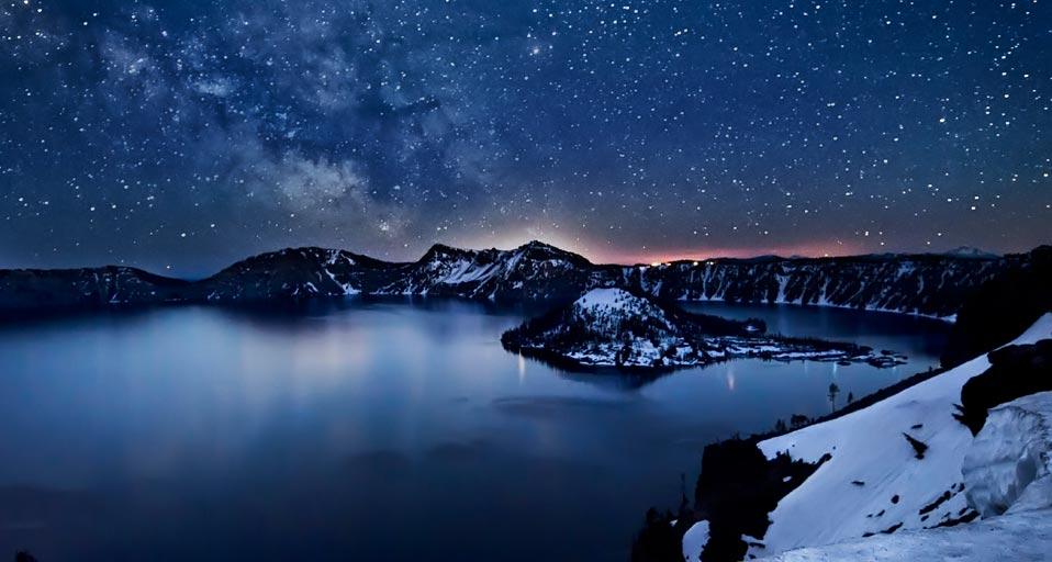 ｢クレイターレイクの上の銀河｣アメリカ, オレゴン州 (© Nagesh Mahadev)(Bing Japan)